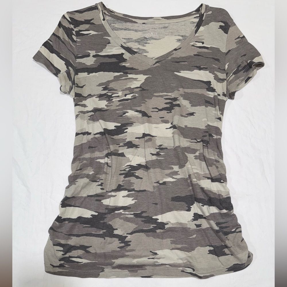 Isabel Maternity by Ingrid & Isabel size S gray camo Short Sleeve V-Neck T-Shirt